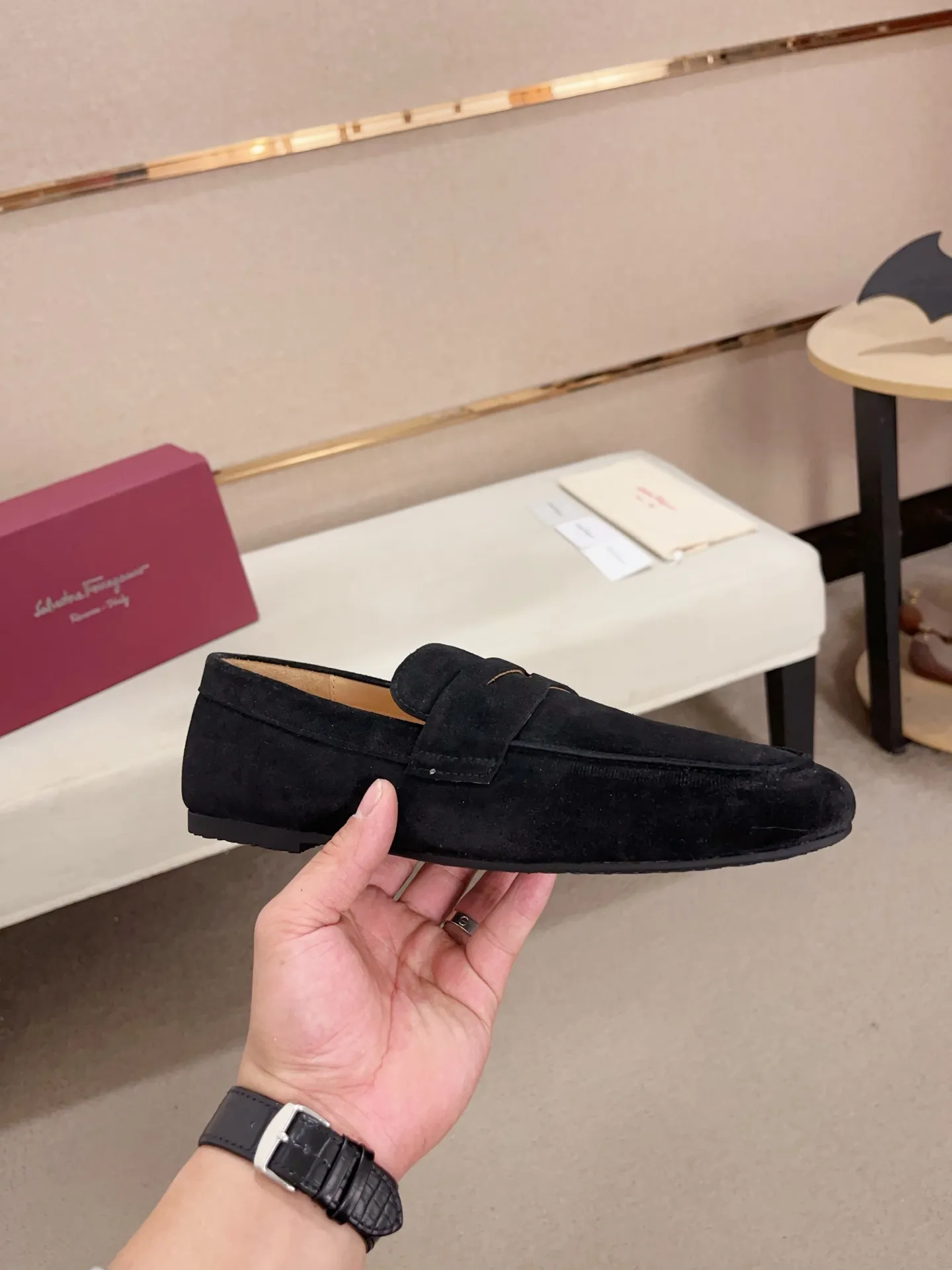 Men's shoes💰: 480💰 High version Ferragamo Dongguan quality! 🆕🆕Exclusive hot-selling products in stock🔥🔥New products on the shelves, high-quality shoes, complete with packaging! 💪 💪 Material: Imported suede cowhide 🐂 + Imported high-quality water-dyed cowhide lining + wear-resistant outsole 👍🏻👍🏻 Features: High-end and comfortable, purely handmade 🚀 🚀 Create the perfect shoes that suit you best 🔥 🔥 Size: (38-44) Can be customized 45 non-returnable!